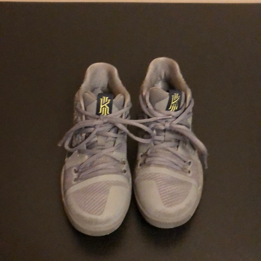 Nike Kids Kyrie 3 GS basketball shoe